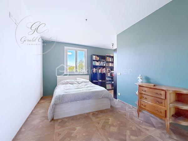 Exclusivité Gérald COVILI - BSK IMMOBILIER
Appartement d’exception en dernier étage avec terrasse et aperçu mer – Vallauris /  Golfe Juan.

À quelques minutes à pied des plages, au cœur d’un environnement privilégié, découvrez ce superbe appartement 5 pièces de 130 m² situé au deuxième et dernier étage d’une petite résidence intimiste, bénéficiant d’un ascenseur privatif et d’une place de stationnement.

Entièrement repensé avec goût, ce bien aux prestations soignées séduit par ses volumes, sa luminosité omniprésente et son atmosphère élégante et contemporaine.

L’espace de vie, spacieux et baigné de lumière, s’articule autour d’une cuisine ouverte parfaitement intégrée, offrant une agréable continuité vers l’extérieur.
La terrasse de 60 m², véritable prolongement de l’appartement, permet de profiter d’un aperçu mer et d’un cadre de vie rare à seulement 5 minutes à pied des plages.

L’espace nuit propose quatre chambres confortables, dont une suite parentale avec salle d’eau,  ainsi qu'une chambre bénéficiant d’un beau dressing.
Une buanderie et de nombreux rangements viennent compléter l’ensemble.

Traversant et parfaitement exposé, l’appartement bénéficie d’un ensoleillement optimal tout au long de la journée.

Un appartement idéal pour une résidence principale familiale comme pour un pied-à-terre de standing sur la Côte d’Azur.

Un emplacement privilégié entre mer et commodités, dans un environnement calme et recherché.
À visiter sans tarder – Coup de cœur assuré !
Contacter Gérald COVILI au 06.14.42.87.03