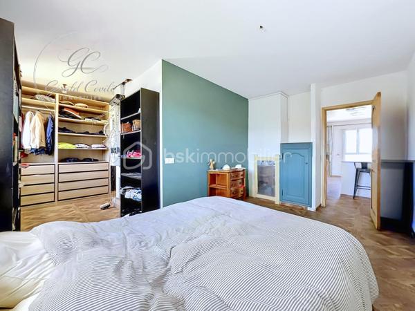 Exclusivité Gérald COVILI - BSK IMMOBILIER
Appartement d’exception en dernier étage avec terrasse et aperçu mer – Vallauris /  Golfe Juan.

À quelques minutes à pied des plages, au cœur d’un environnement privilégié, découvrez ce superbe appartement 5 pièces de 130 m² situé au deuxième et dernier étage d’une petite résidence intimiste, bénéficiant d’un ascenseur privatif et d’une place de stationnement.

Entièrement repensé avec goût, ce bien aux prestations soignées séduit par ses volumes, sa luminosité omniprésente et son atmosphère élégante et contemporaine.

L’espace de vie, spacieux et baigné de lumière, s’articule autour d’une cuisine ouverte parfaitement intégrée, offrant une agréable continuité vers l’extérieur.
La terrasse de 60 m², véritable prolongement de l’appartement, permet de profiter d’un aperçu mer et d’un cadre de vie rare à seulement 5 minutes à pied des plages.

L’espace nuit propose quatre chambres confortables, dont une suite parentale avec salle d’eau,  ainsi qu'une chambre bénéficiant d’un beau dressing.
Une buanderie et de nombreux rangements viennent compléter l’ensemble.

Traversant et parfaitement exposé, l’appartement bénéficie d’un ensoleillement optimal tout au long de la journée.

Un appartement idéal pour une résidence principale familiale comme pour un pied-à-terre de standing sur la Côte d’Azur.

Un emplacement privilégié entre mer et commodités, dans un environnement calme et recherché.
À visiter sans tarder – Coup de cœur assuré !
Contacter Gérald COVILI au 06.14.42.87.03