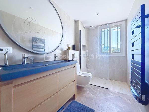 Exclusivité Gérald COVILI - BSK IMMOBILIER
Appartement d’exception en dernier étage avec terrasse et aperçu mer – Vallauris /  Golfe Juan.

À quelques minutes à pied des plages, au cœur d’un environnement privilégié, découvrez ce superbe appartement 5 pièces de 130 m² situé au deuxième et dernier étage d’une petite résidence intimiste, bénéficiant d’un ascenseur privatif et d’une place de stationnement.

Entièrement repensé avec goût, ce bien aux prestations soignées séduit par ses volumes, sa luminosité omniprésente et son atmosphère élégante et contemporaine.

L’espace de vie, spacieux et baigné de lumière, s’articule autour d’une cuisine ouverte parfaitement intégrée, offrant une agréable continuité vers l’extérieur.
La terrasse de 60 m², véritable prolongement de l’appartement, permet de profiter d’un aperçu mer et d’un cadre de vie rare à seulement 5 minutes à pied des plages.

L’espace nuit propose quatre chambres confortables, dont une suite parentale avec salle d’eau,  ainsi qu'une chambre bénéficiant d’un beau dressing.
Une buanderie et de nombreux rangements viennent compléter l’ensemble.

Traversant et parfaitement exposé, l’appartement bénéficie d’un ensoleillement optimal tout au long de la journée.

Un appartement idéal pour une résidence principale familiale comme pour un pied-à-terre de standing sur la Côte d’Azur.

Un emplacement privilégié entre mer et commodités, dans un environnement calme et recherché.
À visiter sans tarder – Coup de cœur assuré !
Contacter Gérald COVILI au 06.14.42.87.03