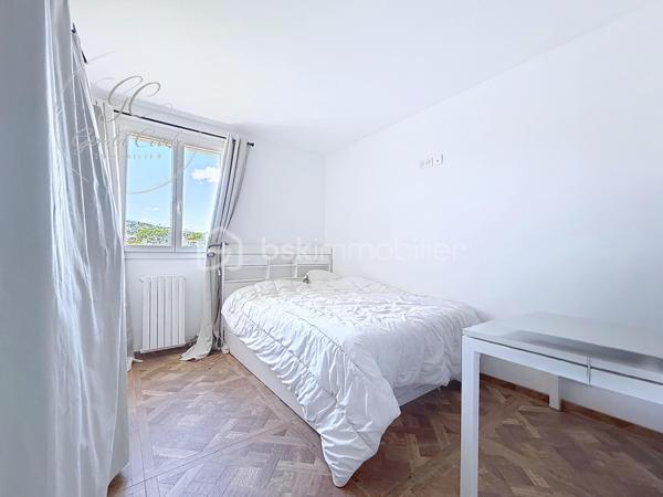 Exclusivité Gérald COVILI - BSK IMMOBILIER
Appartement d’exception en dernier étage avec terrasse et aperçu mer – Vallauris /  Golfe Juan.

À quelques minutes à pied des plages, au cœur d’un environnement privilégié, découvrez ce superbe appartement 5 pièces de 130 m² situé au deuxième et dernier étage d’une petite résidence intimiste, bénéficiant d’un ascenseur privatif et d’une place de stationnement.

Entièrement repensé avec goût, ce bien aux prestations soignées séduit par ses volumes, sa luminosité omniprésente et son atmosphère élégante et contemporaine.

L’espace de vie, spacieux et baigné de lumière, s’articule autour d’une cuisine ouverte parfaitement intégrée, offrant une agréable continuité vers l’extérieur.
La terrasse de 60 m², véritable prolongement de l’appartement, permet de profiter d’un aperçu mer et d’un cadre de vie rare à seulement 5 minutes à pied des plages.

L’espace nuit propose quatre chambres confortables, dont une suite parentale avec salle d’eau,  ainsi qu'une chambre bénéficiant d’un beau dressing.
Une buanderie et de nombreux rangements viennent compléter l’ensemble.

Traversant et parfaitement exposé, l’appartement bénéficie d’un ensoleillement optimal tout au long de la journée.

Un appartement idéal pour une résidence principale familiale comme pour un pied-à-terre de standing sur la Côte d’Azur.

Un emplacement privilégié entre mer et commodités, dans un environnement calme et recherché.
À visiter sans tarder – Coup de cœur assuré !
Contacter Gérald COVILI au 06.14.42.87.03