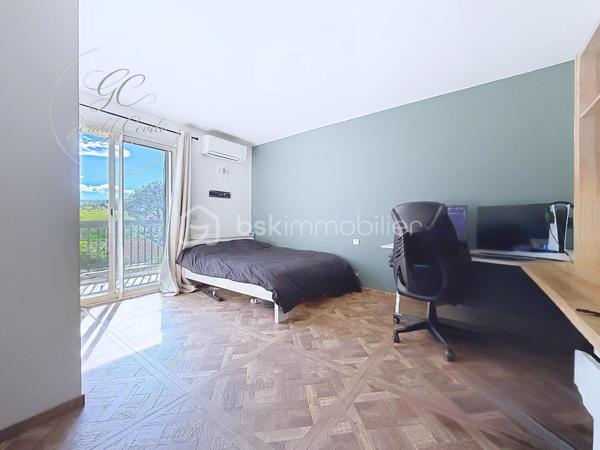 Exclusivité Gérald COVILI - BSK IMMOBILIER
Appartement d’exception en dernier étage avec terrasse et aperçu mer – Vallauris /  Golfe Juan.

À quelques minutes à pied des plages, au cœur d’un environnement privilégié, découvrez ce superbe appartement 5 pièces de 130 m² situé au deuxième et dernier étage d’une petite résidence intimiste, bénéficiant d’un ascenseur privatif et d’une place de stationnement.

Entièrement repensé avec goût, ce bien aux prestations soignées séduit par ses volumes, sa luminosité omniprésente et son atmosphère élégante et contemporaine.

L’espace de vie, spacieux et baigné de lumière, s’articule autour d’une cuisine ouverte parfaitement intégrée, offrant une agréable continuité vers l’extérieur.
La terrasse de 60 m², véritable prolongement de l’appartement, permet de profiter d’un aperçu mer et d’un cadre de vie rare à seulement 5 minutes à pied des plages.

L’espace nuit propose quatre chambres confortables, dont une suite parentale avec salle d’eau,  ainsi qu'une chambre bénéficiant d’un beau dressing.
Une buanderie et de nombreux rangements viennent compléter l’ensemble.

Traversant et parfaitement exposé, l’appartement bénéficie d’un ensoleillement optimal tout au long de la journée.

Un appartement idéal pour une résidence principale familiale comme pour un pied-à-terre de standing sur la Côte d’Azur.

Un emplacement privilégié entre mer et commodités, dans un environnement calme et recherché.
À visiter sans tarder – Coup de cœur assuré !
Contacter Gérald COVILI au 06.14.42.87.03