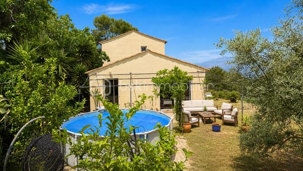 **EXCLUSIVITÉ – SAINT-LAURENT-DU-VAR – VILLA INDIVIDUELLE 117 m² SUR TERRAIN DE 1 500 m²**

Située sur les hauteurs de Saint-Laurent-du-Var, en contrebas de la route de Saint-Jeannet, cette villa individuelle de 117 m² vous séduira par son environnement verdoyant, et sa vue dégagée vers la mer et les montagnes.
Édifiée sur un terrain d'environ 1 500 m² réparti en plusieurs restanques, la maison a été construite en 2004 puis rénovée en 2015.

Dès l'entrée, vous découvrirez une agréable pièce de vie d'environ 44 m² comprenant un salon-séjour lumineux et une cuisine ouverte aménagée et équipée. De larges ouvertures permettent de profiter pleinement de la vue sur la nature et d'accéder aux espaces extérieurs.

Le rez-de-chaussée accueille également une suite parentale avec dressing, salle d'eau privative ainsi qu'un WC indépendant.

À l'étage, deux chambres complètent l'espace nuit ainsi qu'une salle de bains avec WC.

À l'extérieur, la villa est entourée d'espaces verts offrant un cadre de vie privilégié et une belle intimité. Un abri de jardin est implanté au fond du terrain.

La seconde restanque offre un beau potentiel d'aménagement. Des possibilités complémentaires pourront être étudiées selon les règles d'urbanisme en vigueur.

Une villa idéale pour les amoureux de nature souhaitant profiter d'un environnement verdoyant tout en restant à proximité des commodités de Saint-Laurent-du-Var.

À découvrir sans tarder.