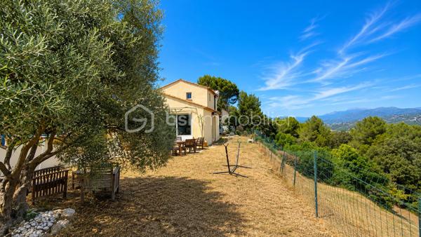 **EXCLUSIVITÉ – SAINT-LAURENT-DU-VAR – VILLA INDIVIDUELLE 117 m² SUR TERRAIN DE 1 500 m²**

Située sur les hauteurs de Saint-Laurent-du-Var, en contrebas de la route de Saint-Jeannet, cette villa individuelle de 117 m² vous séduira par son environnement verdoyant, et sa vue dégagée vers la mer et les montagnes.
Édifiée sur un terrain d'environ 1 500 m² réparti en plusieurs restanques, la maison a été construite en 2004 puis rénovée en 2015.

Dès l'entrée, vous découvrirez une agréable pièce de vie d'environ 44 m² comprenant un salon-séjour lumineux et une cuisine ouverte aménagée et équipée. De larges ouvertures permettent de profiter pleinement de la vue sur la nature et d'accéder aux espaces extérieurs.

Le rez-de-chaussée accueille également une suite parentale avec dressing, salle d'eau privative ainsi qu'un WC indépendant.

À l'étage, deux chambres complètent l'espace nuit ainsi qu'une salle de bains avec WC.

À l'extérieur, la villa est entourée d'espaces verts offrant un cadre de vie privilégié et une belle intimité. Un abri de jardin est implanté au fond du terrain.

La seconde restanque offre un beau potentiel d'aménagement. Des possibilités complémentaires pourront être étudiées selon les règles d'urbanisme en vigueur.

Une villa idéale pour les amoureux de nature souhaitant profiter d'un environnement verdoyant tout en restant à proximité des commodités de Saint-Laurent-du-Var.

À découvrir sans tarder.
