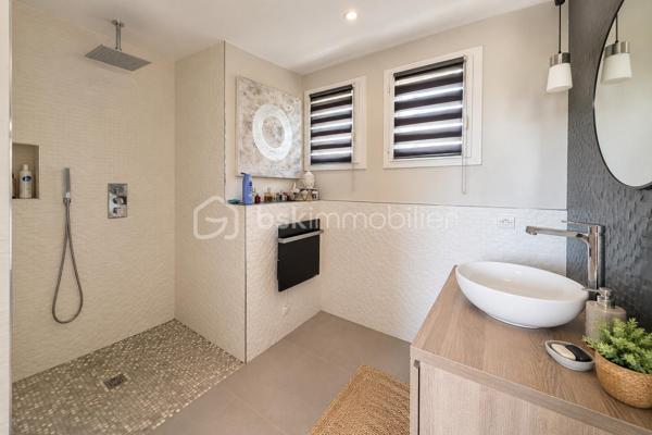 **EXCLUSIVITÉ – SAINT-LAURENT-DU-VAR – VILLA INDIVIDUELLE 117 m² SUR TERRAIN DE 1 500 m²**

Située sur les hauteurs de Saint-Laurent-du-Var, en contrebas de la route de Saint-Jeannet, cette villa individuelle de 117 m² vous séduira par son environnement verdoyant, et sa vue dégagée vers la mer et les montagnes.
Édifiée sur un terrain d'environ 1 500 m² réparti en plusieurs restanques, la maison a été construite en 2004 puis rénovée en 2015.

Dès l'entrée, vous découvrirez une agréable pièce de vie d'environ 44 m² comprenant un salon-séjour lumineux et une cuisine ouverte aménagée et équipée. De larges ouvertures permettent de profiter pleinement de la vue sur la nature et d'accéder aux espaces extérieurs.

Le rez-de-chaussée accueille également une suite parentale avec dressing, salle d'eau privative ainsi qu'un WC indépendant.

À l'étage, deux chambres complètent l'espace nuit ainsi qu'une salle de bains avec WC.

À l'extérieur, la villa est entourée d'espaces verts offrant un cadre de vie privilégié et une belle intimité. Un abri de jardin est implanté au fond du terrain.

La seconde restanque offre un beau potentiel d'aménagement. Des possibilités complémentaires pourront être étudiées selon les règles d'urbanisme en vigueur.

Une villa idéale pour les amoureux de nature souhaitant profiter d'un environnement verdoyant tout en restant à proximité des commodités de Saint-Laurent-du-Var.

À découvrir sans tarder.