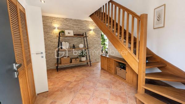 **EXCLUSIVITÉ – SAINT-LAURENT-DU-VAR – VILLA INDIVIDUELLE 117 m² SUR TERRAIN DE 1 500 m²**

Située sur les hauteurs de Saint-Laurent-du-Var, en contrebas de la route de Saint-Jeannet, cette villa individuelle de 117 m² vous séduira par son environnement verdoyant, et sa vue dégagée vers la mer et les montagnes.
Édifiée sur un terrain d'environ 1 500 m² réparti en plusieurs restanques, la maison a été construite en 2004 puis rénovée en 2015.

Dès l'entrée, vous découvrirez une agréable pièce de vie d'environ 44 m² comprenant un salon-séjour lumineux et une cuisine ouverte aménagée et équipée. De larges ouvertures permettent de profiter pleinement de la vue sur la nature et d'accéder aux espaces extérieurs.

Le rez-de-chaussée accueille également une suite parentale avec dressing, salle d'eau privative ainsi qu'un WC indépendant.

À l'étage, deux chambres complètent l'espace nuit ainsi qu'une salle de bains avec WC.

À l'extérieur, la villa est entourée d'espaces verts offrant un cadre de vie privilégié et une belle intimité. Un abri de jardin est implanté au fond du terrain.

La seconde restanque offre un beau potentiel d'aménagement. Des possibilités complémentaires pourront être étudiées selon les règles d'urbanisme en vigueur.

Une villa idéale pour les amoureux de nature souhaitant profiter d'un environnement verdoyant tout en restant à proximité des commodités de Saint-Laurent-du-Var.

À découvrir sans tarder.