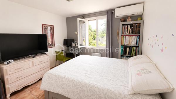 **EXCLUSIVITÉ – SAINT-LAURENT-DU-VAR – VILLA INDIVIDUELLE 117 m² SUR TERRAIN DE 1 500 m²**

Située sur les hauteurs de Saint-Laurent-du-Var, en contrebas de la route de Saint-Jeannet, cette villa individuelle de 117 m² vous séduira par son environnement verdoyant, et sa vue dégagée vers la mer et les montagnes.
Édifiée sur un terrain d'environ 1 500 m² réparti en plusieurs restanques, la maison a été construite en 2004 puis rénovée en 2015.

Dès l'entrée, vous découvrirez une agréable pièce de vie d'environ 44 m² comprenant un salon-séjour lumineux et une cuisine ouverte aménagée et équipée. De larges ouvertures permettent de profiter pleinement de la vue sur la nature et d'accéder aux espaces extérieurs.

Le rez-de-chaussée accueille également une suite parentale avec dressing, salle d'eau privative ainsi qu'un WC indépendant.

À l'étage, deux chambres complètent l'espace nuit ainsi qu'une salle de bains avec WC.

À l'extérieur, la villa est entourée d'espaces verts offrant un cadre de vie privilégié et une belle intimité. Un abri de jardin est implanté au fond du terrain.

La seconde restanque offre un beau potentiel d'aménagement. Des possibilités complémentaires pourront être étudiées selon les règles d'urbanisme en vigueur.

Une villa idéale pour les amoureux de nature souhaitant profiter d'un environnement verdoyant tout en restant à proximité des commodités de Saint-Laurent-du-Var.

À découvrir sans tarder.