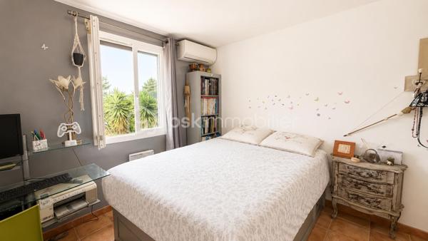 **EXCLUSIVITÉ – SAINT-LAURENT-DU-VAR – VILLA INDIVIDUELLE 117 m² SUR TERRAIN DE 1 500 m²**

Située sur les hauteurs de Saint-Laurent-du-Var, en contrebas de la route de Saint-Jeannet, cette villa individuelle de 117 m² vous séduira par son environnement verdoyant, et sa vue dégagée vers la mer et les montagnes.
Édifiée sur un terrain d'environ 1 500 m² réparti en plusieurs restanques, la maison a été construite en 2004 puis rénovée en 2015.

Dès l'entrée, vous découvrirez une agréable pièce de vie d'environ 44 m² comprenant un salon-séjour lumineux et une cuisine ouverte aménagée et équipée. De larges ouvertures permettent de profiter pleinement de la vue sur la nature et d'accéder aux espaces extérieurs.

Le rez-de-chaussée accueille également une suite parentale avec dressing, salle d'eau privative ainsi qu'un WC indépendant.

À l'étage, deux chambres complètent l'espace nuit ainsi qu'une salle de bains avec WC.

À l'extérieur, la villa est entourée d'espaces verts offrant un cadre de vie privilégié et une belle intimité. Un abri de jardin est implanté au fond du terrain.

La seconde restanque offre un beau potentiel d'aménagement. Des possibilités complémentaires pourront être étudiées selon les règles d'urbanisme en vigueur.

Une villa idéale pour les amoureux de nature souhaitant profiter d'un environnement verdoyant tout en restant à proximité des commodités de Saint-Laurent-du-Var.

À découvrir sans tarder.