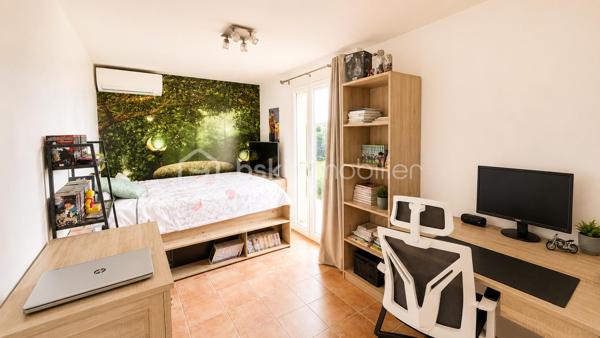 **EXCLUSIVITÉ – SAINT-LAURENT-DU-VAR – VILLA INDIVIDUELLE 117 m² SUR TERRAIN DE 1 500 m²**

Située sur les hauteurs de Saint-Laurent-du-Var, en contrebas de la route de Saint-Jeannet, cette villa individuelle de 117 m² vous séduira par son environnement verdoyant, et sa vue dégagée vers la mer et les montagnes.
Édifiée sur un terrain d'environ 1 500 m² réparti en plusieurs restanques, la maison a été construite en 2004 puis rénovée en 2015.

Dès l'entrée, vous découvrirez une agréable pièce de vie d'environ 44 m² comprenant un salon-séjour lumineux et une cuisine ouverte aménagée et équipée. De larges ouvertures permettent de profiter pleinement de la vue sur la nature et d'accéder aux espaces extérieurs.

Le rez-de-chaussée accueille également une suite parentale avec dressing, salle d'eau privative ainsi qu'un WC indépendant.

À l'étage, deux chambres complètent l'espace nuit ainsi qu'une salle de bains avec WC.

À l'extérieur, la villa est entourée d'espaces verts offrant un cadre de vie privilégié et une belle intimité. Un abri de jardin est implanté au fond du terrain.

La seconde restanque offre un beau potentiel d'aménagement. Des possibilités complémentaires pourront être étudiées selon les règles d'urbanisme en vigueur.

Une villa idéale pour les amoureux de nature souhaitant profiter d'un environnement verdoyant tout en restant à proximité des commodités de Saint-Laurent-du-Var.

À découvrir sans tarder.