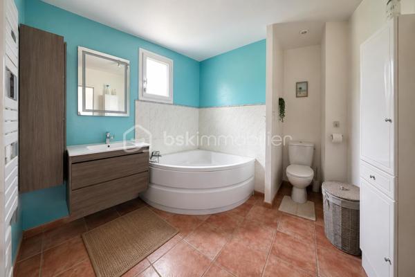 **EXCLUSIVITÉ – SAINT-LAURENT-DU-VAR – VILLA INDIVIDUELLE 117 m² SUR TERRAIN DE 1 500 m²**

Située sur les hauteurs de Saint-Laurent-du-Var, en contrebas de la route de Saint-Jeannet, cette villa individuelle de 117 m² vous séduira par son environnement verdoyant, et sa vue dégagée vers la mer et les montagnes.
Édifiée sur un terrain d'environ 1 500 m² réparti en plusieurs restanques, la maison a été construite en 2004 puis rénovée en 2015.

Dès l'entrée, vous découvrirez une agréable pièce de vie d'environ 44 m² comprenant un salon-séjour lumineux et une cuisine ouverte aménagée et équipée. De larges ouvertures permettent de profiter pleinement de la vue sur la nature et d'accéder aux espaces extérieurs.

Le rez-de-chaussée accueille également une suite parentale avec dressing, salle d'eau privative ainsi qu'un WC indépendant.

À l'étage, deux chambres complètent l'espace nuit ainsi qu'une salle de bains avec WC.

À l'extérieur, la villa est entourée d'espaces verts offrant un cadre de vie privilégié et une belle intimité. Un abri de jardin est implanté au fond du terrain.

La seconde restanque offre un beau potentiel d'aménagement. Des possibilités complémentaires pourront être étudiées selon les règles d'urbanisme en vigueur.

Une villa idéale pour les amoureux de nature souhaitant profiter d'un environnement verdoyant tout en restant à proximité des commodités de Saint-Laurent-du-Var.

À découvrir sans tarder.