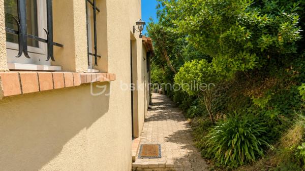 **EXCLUSIVITÉ – SAINT-LAURENT-DU-VAR – VILLA INDIVIDUELLE 117 m² SUR TERRAIN DE 1 500 m²**

Située sur les hauteurs de Saint-Laurent-du-Var, en contrebas de la route de Saint-Jeannet, cette villa individuelle de 117 m² vous séduira par son environnement verdoyant, et sa vue dégagée vers la mer et les montagnes.
Édifiée sur un terrain d'environ 1 500 m² réparti en plusieurs restanques, la maison a été construite en 2004 puis rénovée en 2015.

Dès l'entrée, vous découvrirez une agréable pièce de vie d'environ 44 m² comprenant un salon-séjour lumineux et une cuisine ouverte aménagée et équipée. De larges ouvertures permettent de profiter pleinement de la vue sur la nature et d'accéder aux espaces extérieurs.

Le rez-de-chaussée accueille également une suite parentale avec dressing, salle d'eau privative ainsi qu'un WC indépendant.

À l'étage, deux chambres complètent l'espace nuit ainsi qu'une salle de bains avec WC.

À l'extérieur, la villa est entourée d'espaces verts offrant un cadre de vie privilégié et une belle intimité. Un abri de jardin est implanté au fond du terrain.

La seconde restanque offre un beau potentiel d'aménagement. Des possibilités complémentaires pourront être étudiées selon les règles d'urbanisme en vigueur.

Une villa idéale pour les amoureux de nature souhaitant profiter d'un environnement verdoyant tout en restant à proximité des commodités de Saint-Laurent-du-Var.

À découvrir sans tarder.