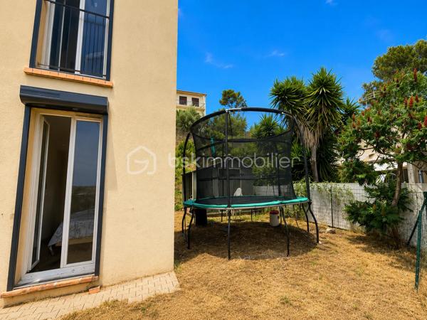 **EXCLUSIVITÉ – SAINT-LAURENT-DU-VAR – VILLA INDIVIDUELLE 117 m² SUR TERRAIN DE 1 500 m²**

Située sur les hauteurs de Saint-Laurent-du-Var, en contrebas de la route de Saint-Jeannet, cette villa individuelle de 117 m² vous séduira par son environnement verdoyant, et sa vue dégagée vers la mer et les montagnes.
Édifiée sur un terrain d'environ 1 500 m² réparti en plusieurs restanques, la maison a été construite en 2004 puis rénovée en 2015.

Dès l'entrée, vous découvrirez une agréable pièce de vie d'environ 44 m² comprenant un salon-séjour lumineux et une cuisine ouverte aménagée et équipée. De larges ouvertures permettent de profiter pleinement de la vue sur la nature et d'accéder aux espaces extérieurs.

Le rez-de-chaussée accueille également une suite parentale avec dressing, salle d'eau privative ainsi qu'un WC indépendant.

À l'étage, deux chambres complètent l'espace nuit ainsi qu'une salle de bains avec WC.

À l'extérieur, la villa est entourée d'espaces verts offrant un cadre de vie privilégié et une belle intimité. Un abri de jardin est implanté au fond du terrain.

La seconde restanque offre un beau potentiel d'aménagement. Des possibilités complémentaires pourront être étudiées selon les règles d'urbanisme en vigueur.

Une villa idéale pour les amoureux de nature souhaitant profiter d'un environnement verdoyant tout en restant à proximité des commodités de Saint-Laurent-du-Var.

À découvrir sans tarder.