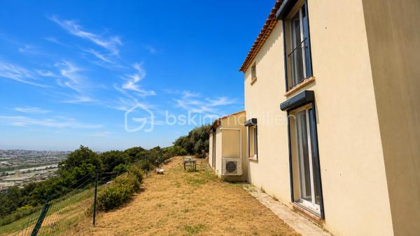 **EXCLUSIVITÉ – SAINT-LAURENT-DU-VAR – VILLA INDIVIDUELLE 117 m² SUR TERRAIN DE 1 500 m²**

Située sur les hauteurs de Saint-Laurent-du-Var, en contrebas de la route de Saint-Jeannet, cette villa individuelle de 117 m² vous séduira par son environnement verdoyant, et sa vue dégagée vers la mer et les montagnes.
Édifiée sur un terrain d'environ 1 500 m² réparti en plusieurs restanques, la maison a été construite en 2004 puis rénovée en 2015.

Dès l'entrée, vous découvrirez une agréable pièce de vie d'environ 44 m² comprenant un salon-séjour lumineux et une cuisine ouverte aménagée et équipée. De larges ouvertures permettent de profiter pleinement de la vue sur la nature et d'accéder aux espaces extérieurs.

Le rez-de-chaussée accueille également une suite parentale avec dressing, salle d'eau privative ainsi qu'un WC indépendant.

À l'étage, deux chambres complètent l'espace nuit ainsi qu'une salle de bains avec WC.

À l'extérieur, la villa est entourée d'espaces verts offrant un cadre de vie privilégié et une belle intimité. Un abri de jardin est implanté au fond du terrain.

La seconde restanque offre un beau potentiel d'aménagement. Des possibilités complémentaires pourront être étudiées selon les règles d'urbanisme en vigueur.

Une villa idéale pour les amoureux de nature souhaitant profiter d'un environnement verdoyant tout en restant à proximité des commodités de Saint-Laurent-du-Var.

À découvrir sans tarder.