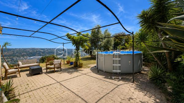 **EXCLUSIVITÉ – SAINT-LAURENT-DU-VAR – VILLA INDIVIDUELLE 117 m² SUR TERRAIN DE 1 500 m²**

Située sur les hauteurs de Saint-Laurent-du-Var, en contrebas de la route de Saint-Jeannet, cette villa individuelle de 117 m² vous séduira par son environnement verdoyant, et sa vue dégagée vers la mer et les montagnes.
Édifiée sur un terrain d'environ 1 500 m² réparti en plusieurs restanques, la maison a été construite en 2004 puis rénovée en 2015.

Dès l'entrée, vous découvrirez une agréable pièce de vie d'environ 44 m² comprenant un salon-séjour lumineux et une cuisine ouverte aménagée et équipée. De larges ouvertures permettent de profiter pleinement de la vue sur la nature et d'accéder aux espaces extérieurs.

Le rez-de-chaussée accueille également une suite parentale avec dressing, salle d'eau privative ainsi qu'un WC indépendant.

À l'étage, deux chambres complètent l'espace nuit ainsi qu'une salle de bains avec WC.

À l'extérieur, la villa est entourée d'espaces verts offrant un cadre de vie privilégié et une belle intimité. Un abri de jardin est implanté au fond du terrain.

La seconde restanque offre un beau potentiel d'aménagement. Des possibilités complémentaires pourront être étudiées selon les règles d'urbanisme en vigueur.

Une villa idéale pour les amoureux de nature souhaitant profiter d'un environnement verdoyant tout en restant à proximité des commodités de Saint-Laurent-du-Var.

À découvrir sans tarder.