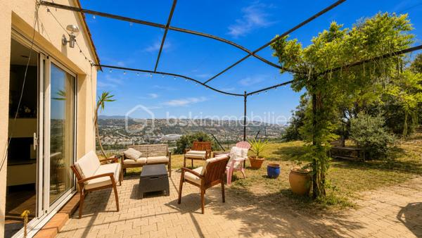 **EXCLUSIVITÉ – SAINT-LAURENT-DU-VAR – VILLA INDIVIDUELLE 117 m² SUR TERRAIN DE 1 500 m²**

Située sur les hauteurs de Saint-Laurent-du-Var, en contrebas de la route de Saint-Jeannet, cette villa individuelle de 117 m² vous séduira par son environnement verdoyant, et sa vue dégagée vers la mer et les montagnes.
Édifiée sur un terrain d'environ 1 500 m² réparti en plusieurs restanques, la maison a été construite en 2004 puis rénovée en 2015.

Dès l'entrée, vous découvrirez une agréable pièce de vie d'environ 44 m² comprenant un salon-séjour lumineux et une cuisine ouverte aménagée et équipée. De larges ouvertures permettent de profiter pleinement de la vue sur la nature et d'accéder aux espaces extérieurs.

Le rez-de-chaussée accueille également une suite parentale avec dressing, salle d'eau privative ainsi qu'un WC indépendant.

À l'étage, deux chambres complètent l'espace nuit ainsi qu'une salle de bains avec WC.

À l'extérieur, la villa est entourée d'espaces verts offrant un cadre de vie privilégié et une belle intimité. Un abri de jardin est implanté au fond du terrain.

La seconde restanque offre un beau potentiel d'aménagement. Des possibilités complémentaires pourront être étudiées selon les règles d'urbanisme en vigueur.

Une villa idéale pour les amoureux de nature souhaitant profiter d'un environnement verdoyant tout en restant à proximité des commodités de Saint-Laurent-du-Var.

À découvrir sans tarder.