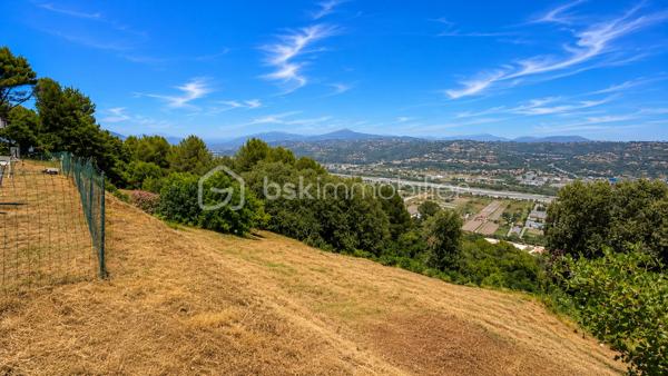 **EXCLUSIVITÉ – SAINT-LAURENT-DU-VAR – VILLA INDIVIDUELLE 117 m² SUR TERRAIN DE 1 500 m²**

Située sur les hauteurs de Saint-Laurent-du-Var, en contrebas de la route de Saint-Jeannet, cette villa individuelle de 117 m² vous séduira par son environnement verdoyant, et sa vue dégagée vers la mer et les montagnes.
Édifiée sur un terrain d'environ 1 500 m² réparti en plusieurs restanques, la maison a été construite en 2004 puis rénovée en 2015.

Dès l'entrée, vous découvrirez une agréable pièce de vie d'environ 44 m² comprenant un salon-séjour lumineux et une cuisine ouverte aménagée et équipée. De larges ouvertures permettent de profiter pleinement de la vue sur la nature et d'accéder aux espaces extérieurs.

Le rez-de-chaussée accueille également une suite parentale avec dressing, salle d'eau privative ainsi qu'un WC indépendant.

À l'étage, deux chambres complètent l'espace nuit ainsi qu'une salle de bains avec WC.

À l'extérieur, la villa est entourée d'espaces verts offrant un cadre de vie privilégié et une belle intimité. Un abri de jardin est implanté au fond du terrain.

La seconde restanque offre un beau potentiel d'aménagement. Des possibilités complémentaires pourront être étudiées selon les règles d'urbanisme en vigueur.

Une villa idéale pour les amoureux de nature souhaitant profiter d'un environnement verdoyant tout en restant à proximité des commodités de Saint-Laurent-du-Var.

À découvrir sans tarder.