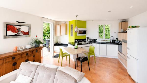 **EXCLUSIVITÉ – SAINT-LAURENT-DU-VAR – VILLA INDIVIDUELLE 117 m² SUR TERRAIN DE 1 500 m²**

Située sur les hauteurs de Saint-Laurent-du-Var, en contrebas de la route de Saint-Jeannet, cette villa individuelle de 117 m² vous séduira par son environnement verdoyant, et sa vue dégagée vers la mer et les montagnes.
Édifiée sur un terrain d'environ 1 500 m² réparti en plusieurs restanques, la maison a été construite en 2004 puis rénovée en 2015.

Dès l'entrée, vous découvrirez une agréable pièce de vie d'environ 44 m² comprenant un salon-séjour lumineux et une cuisine ouverte aménagée et équipée. De larges ouvertures permettent de profiter pleinement de la vue sur la nature et d'accéder aux espaces extérieurs.

Le rez-de-chaussée accueille également une suite parentale avec dressing, salle d'eau privative ainsi qu'un WC indépendant.

À l'étage, deux chambres complètent l'espace nuit ainsi qu'une salle de bains avec WC.

À l'extérieur, la villa est entourée d'espaces verts offrant un cadre de vie privilégié et une belle intimité. Un abri de jardin est implanté au fond du terrain.

La seconde restanque offre un beau potentiel d'aménagement. Des possibilités complémentaires pourront être étudiées selon les règles d'urbanisme en vigueur.

Une villa idéale pour les amoureux de nature souhaitant profiter d'un environnement verdoyant tout en restant à proximité des commodités de Saint-Laurent-du-Var.

À découvrir sans tarder.