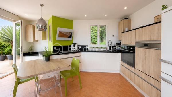 **EXCLUSIVITÉ – SAINT-LAURENT-DU-VAR – VILLA INDIVIDUELLE 117 m² SUR TERRAIN DE 1 500 m²**

Située sur les hauteurs de Saint-Laurent-du-Var, en contrebas de la route de Saint-Jeannet, cette villa individuelle de 117 m² vous séduira par son environnement verdoyant, et sa vue dégagée vers la mer et les montagnes.
Édifiée sur un terrain d'environ 1 500 m² réparti en plusieurs restanques, la maison a été construite en 2004 puis rénovée en 2015.

Dès l'entrée, vous découvrirez une agréable pièce de vie d'environ 44 m² comprenant un salon-séjour lumineux et une cuisine ouverte aménagée et équipée. De larges ouvertures permettent de profiter pleinement de la vue sur la nature et d'accéder aux espaces extérieurs.

Le rez-de-chaussée accueille également une suite parentale avec dressing, salle d'eau privative ainsi qu'un WC indépendant.

À l'étage, deux chambres complètent l'espace nuit ainsi qu'une salle de bains avec WC.

À l'extérieur, la villa est entourée d'espaces verts offrant un cadre de vie privilégié et une belle intimité. Un abri de jardin est implanté au fond du terrain.

La seconde restanque offre un beau potentiel d'aménagement. Des possibilités complémentaires pourront être étudiées selon les règles d'urbanisme en vigueur.

Une villa idéale pour les amoureux de nature souhaitant profiter d'un environnement verdoyant tout en restant à proximité des commodités de Saint-Laurent-du-Var.

À découvrir sans tarder.