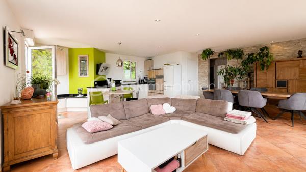 **EXCLUSIVITÉ – SAINT-LAURENT-DU-VAR – VILLA INDIVIDUELLE 117 m² SUR TERRAIN DE 1 500 m²**

Située sur les hauteurs de Saint-Laurent-du-Var, en contrebas de la route de Saint-Jeannet, cette villa individuelle de 117 m² vous séduira par son environnement verdoyant, et sa vue dégagée vers la mer et les montagnes.
Édifiée sur un terrain d'environ 1 500 m² réparti en plusieurs restanques, la maison a été construite en 2004 puis rénovée en 2015.

Dès l'entrée, vous découvrirez une agréable pièce de vie d'environ 44 m² comprenant un salon-séjour lumineux et une cuisine ouverte aménagée et équipée. De larges ouvertures permettent de profiter pleinement de la vue sur la nature et d'accéder aux espaces extérieurs.

Le rez-de-chaussée accueille également une suite parentale avec dressing, salle d'eau privative ainsi qu'un WC indépendant.

À l'étage, deux chambres complètent l'espace nuit ainsi qu'une salle de bains avec WC.

À l'extérieur, la villa est entourée d'espaces verts offrant un cadre de vie privilégié et une belle intimité. Un abri de jardin est implanté au fond du terrain.

La seconde restanque offre un beau potentiel d'aménagement. Des possibilités complémentaires pourront être étudiées selon les règles d'urbanisme en vigueur.

Une villa idéale pour les amoureux de nature souhaitant profiter d'un environnement verdoyant tout en restant à proximité des commodités de Saint-Laurent-du-Var.

À découvrir sans tarder.