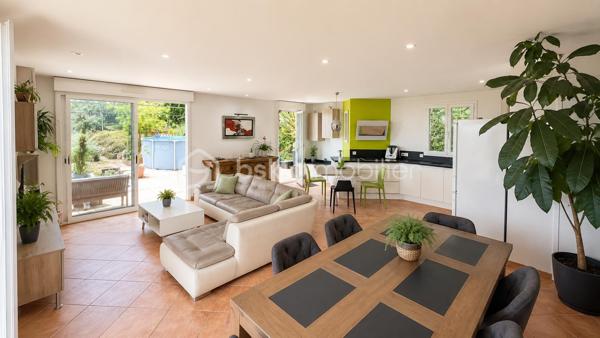 **EXCLUSIVITÉ – SAINT-LAURENT-DU-VAR – VILLA INDIVIDUELLE 117 m² SUR TERRAIN DE 1 500 m²**

Située sur les hauteurs de Saint-Laurent-du-Var, en contrebas de la route de Saint-Jeannet, cette villa individuelle de 117 m² vous séduira par son environnement verdoyant, et sa vue dégagée vers la mer et les montagnes.
Édifiée sur un terrain d'environ 1 500 m² réparti en plusieurs restanques, la maison a été construite en 2004 puis rénovée en 2015.

Dès l'entrée, vous découvrirez une agréable pièce de vie d'environ 44 m² comprenant un salon-séjour lumineux et une cuisine ouverte aménagée et équipée. De larges ouvertures permettent de profiter pleinement de la vue sur la nature et d'accéder aux espaces extérieurs.

Le rez-de-chaussée accueille également une suite parentale avec dressing, salle d'eau privative ainsi qu'un WC indépendant.

À l'étage, deux chambres complètent l'espace nuit ainsi qu'une salle de bains avec WC.

À l'extérieur, la villa est entourée d'espaces verts offrant un cadre de vie privilégié et une belle intimité. Un abri de jardin est implanté au fond du terrain.

La seconde restanque offre un beau potentiel d'aménagement. Des possibilités complémentaires pourront être étudiées selon les règles d'urbanisme en vigueur.

Une villa idéale pour les amoureux de nature souhaitant profiter d'un environnement verdoyant tout en restant à proximité des commodités de Saint-Laurent-du-Var.

À découvrir sans tarder.