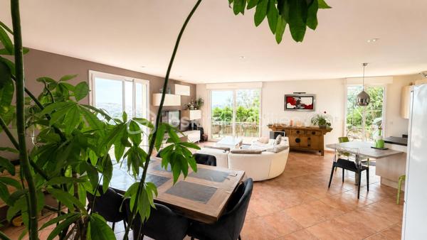 **EXCLUSIVITÉ – SAINT-LAURENT-DU-VAR – VILLA INDIVIDUELLE 117 m² SUR TERRAIN DE 1 500 m²**

Située sur les hauteurs de Saint-Laurent-du-Var, en contrebas de la route de Saint-Jeannet, cette villa individuelle de 117 m² vous séduira par son environnement verdoyant, et sa vue dégagée vers la mer et les montagnes.
Édifiée sur un terrain d'environ 1 500 m² réparti en plusieurs restanques, la maison a été construite en 2004 puis rénovée en 2015.

Dès l'entrée, vous découvrirez une agréable pièce de vie d'environ 44 m² comprenant un salon-séjour lumineux et une cuisine ouverte aménagée et équipée. De larges ouvertures permettent de profiter pleinement de la vue sur la nature et d'accéder aux espaces extérieurs.

Le rez-de-chaussée accueille également une suite parentale avec dressing, salle d'eau privative ainsi qu'un WC indépendant.

À l'étage, deux chambres complètent l'espace nuit ainsi qu'une salle de bains avec WC.

À l'extérieur, la villa est entourée d'espaces verts offrant un cadre de vie privilégié et une belle intimité. Un abri de jardin est implanté au fond du terrain.

La seconde restanque offre un beau potentiel d'aménagement. Des possibilités complémentaires pourront être étudiées selon les règles d'urbanisme en vigueur.

Une villa idéale pour les amoureux de nature souhaitant profiter d'un environnement verdoyant tout en restant à proximité des commodités de Saint-Laurent-du-Var.

À découvrir sans tarder.
