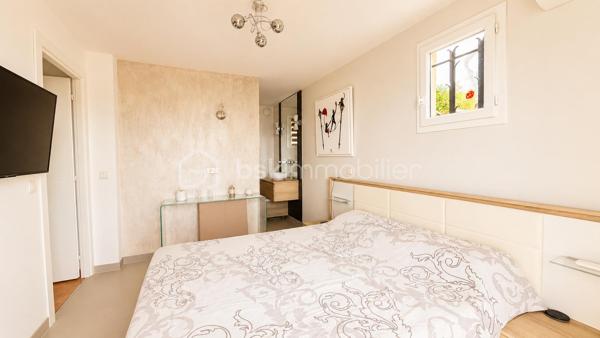 **EXCLUSIVITÉ – SAINT-LAURENT-DU-VAR – VILLA INDIVIDUELLE 117 m² SUR TERRAIN DE 1 500 m²**

Située sur les hauteurs de Saint-Laurent-du-Var, en contrebas de la route de Saint-Jeannet, cette villa individuelle de 117 m² vous séduira par son environnement verdoyant, et sa vue dégagée vers la mer et les montagnes.
Édifiée sur un terrain d'environ 1 500 m² réparti en plusieurs restanques, la maison a été construite en 2004 puis rénovée en 2015.

Dès l'entrée, vous découvrirez une agréable pièce de vie d'environ 44 m² comprenant un salon-séjour lumineux et une cuisine ouverte aménagée et équipée. De larges ouvertures permettent de profiter pleinement de la vue sur la nature et d'accéder aux espaces extérieurs.

Le rez-de-chaussée accueille également une suite parentale avec dressing, salle d'eau privative ainsi qu'un WC indépendant.

À l'étage, deux chambres complètent l'espace nuit ainsi qu'une salle de bains avec WC.

À l'extérieur, la villa est entourée d'espaces verts offrant un cadre de vie privilégié et une belle intimité. Un abri de jardin est implanté au fond du terrain.

La seconde restanque offre un beau potentiel d'aménagement. Des possibilités complémentaires pourront être étudiées selon les règles d'urbanisme en vigueur.

Une villa idéale pour les amoureux de nature souhaitant profiter d'un environnement verdoyant tout en restant à proximité des commodités de Saint-Laurent-du-Var.

À découvrir sans tarder.