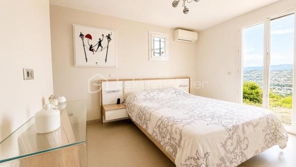 **EXCLUSIVITÉ – SAINT-LAURENT-DU-VAR – VILLA INDIVIDUELLE 117 m² SUR TERRAIN DE 1 500 m²**

Située sur les hauteurs de Saint-Laurent-du-Var, en contrebas de la route de Saint-Jeannet, cette villa individuelle de 117 m² vous séduira par son environnement verdoyant, et sa vue dégagée vers la mer et les montagnes.
Édifiée sur un terrain d'environ 1 500 m² réparti en plusieurs restanques, la maison a été construite en 2004 puis rénovée en 2015.

Dès l'entrée, vous découvrirez une agréable pièce de vie d'environ 44 m² comprenant un salon-séjour lumineux et une cuisine ouverte aménagée et équipée. De larges ouvertures permettent de profiter pleinement de la vue sur la nature et d'accéder aux espaces extérieurs.

Le rez-de-chaussée accueille également une suite parentale avec dressing, salle d'eau privative ainsi qu'un WC indépendant.

À l'étage, deux chambres complètent l'espace nuit ainsi qu'une salle de bains avec WC.

À l'extérieur, la villa est entourée d'espaces verts offrant un cadre de vie privilégié et une belle intimité. Un abri de jardin est implanté au fond du terrain.

La seconde restanque offre un beau potentiel d'aménagement. Des possibilités complémentaires pourront être étudiées selon les règles d'urbanisme en vigueur.

Une villa idéale pour les amoureux de nature souhaitant profiter d'un environnement verdoyant tout en restant à proximité des commodités de Saint-Laurent-du-Var.

À découvrir sans tarder.