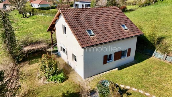 Avec ses 140 m² sur un terrain d’environ 668 m², cette maison familiale réunit espace, confort et sérénité.
Une maison soignée, entretenue, suivie, sans mauvaise surprise. Vous pouvez vous concentrer sur l’essentiel : votre projet de vie.

À l’intérieur :
Un salon-séjour lumineux, agréable à vivre
Une cuisine séparée avec réserve, fonctionnelle au quotidien
1 salles d’eau et de nombreux rangements, 1 WC.
Une chambre au rez-de-chaussée, idéale pour recevoir ou pour plus de praticité au quotidien

A l'étage : 
Une suite parentale climatisée avec salle d’eau, un vrai cocon pour se retrouver au calme
Une grande chambre spacieuse,
et deux pièces modulables selon vos besoins : bureau, salle de jeux, dressing ou chambre supplémentaire

Côté confort :
Pompe à chaleur air/eau + air/air, double vitrage PVC, radiateurs, chauffe-eau électrique.
Un DPE en D, gage d’un bon équilibre entre confort et maîtrise des dépenses.

À l’extérieur, un vrai atout :
Un double garage indépendant de 70 m² avec mezzanine.
Parfait pour un artisan, du stockage, plusieurs véhicules ou même un projet professionnel.

Un puits complète l’ensemble pour une gestion plus autonome de l’eau.

Une maison pensée pour évoluer avec vous, sans travaux majeurs.

📞 Contactez-moi pour en parler simplement et voir si elle correspond à votre projet.