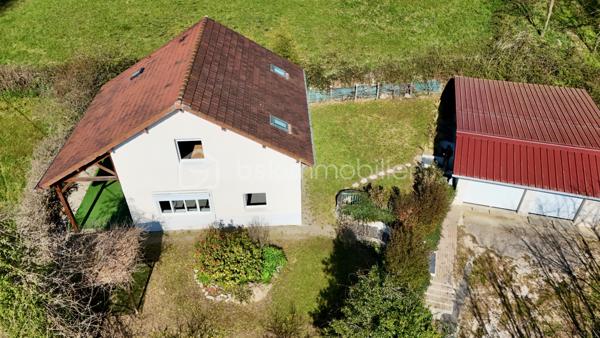 Avec ses 140 m² sur un terrain d’environ 668 m², cette maison familiale réunit espace, confort et sérénité.
Une maison soignée, entretenue, suivie, sans mauvaise surprise. Vous pouvez vous concentrer sur l’essentiel : votre projet de vie.

À l’intérieur :
Un salon-séjour lumineux, agréable à vivre
Une cuisine séparée avec réserve, fonctionnelle au quotidien
1 salles d’eau et de nombreux rangements, 1 WC.
Une chambre au rez-de-chaussée, idéale pour recevoir ou pour plus de praticité au quotidien

A l'étage : 
Une suite parentale climatisée avec salle d’eau, un vrai cocon pour se retrouver au calme
Une grande chambre spacieuse,
et deux pièces modulables selon vos besoins : bureau, salle de jeux, dressing ou chambre supplémentaire

Côté confort :
Pompe à chaleur air/eau + air/air, double vitrage PVC, radiateurs, chauffe-eau électrique.
Un DPE en D, gage d’un bon équilibre entre confort et maîtrise des dépenses.

À l’extérieur, un vrai atout :
Un double garage indépendant de 70 m² avec mezzanine.
Parfait pour un artisan, du stockage, plusieurs véhicules ou même un projet professionnel.

Un puits complète l’ensemble pour une gestion plus autonome de l’eau.

Une maison pensée pour évoluer avec vous, sans travaux majeurs.

📞 Contactez-moi pour en parler simplement et voir si elle correspond à votre projet.