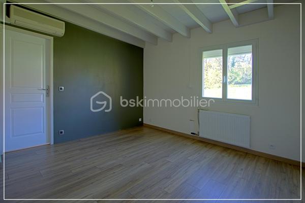 Avec ses 140 m² sur un terrain d’environ 668 m², cette maison familiale réunit espace, confort et sérénité.
Une maison soignée, entretenue, suivie, sans mauvaise surprise. Vous pouvez vous concentrer sur l’essentiel : votre projet de vie.

À l’intérieur :
Un salon-séjour lumineux, agréable à vivre
Une cuisine séparée avec réserve, fonctionnelle au quotidien
1 salles d’eau et de nombreux rangements, 1 WC.
Une chambre au rez-de-chaussée, idéale pour recevoir ou pour plus de praticité au quotidien

A l'étage : 
Une suite parentale climatisée avec salle d’eau, un vrai cocon pour se retrouver au calme
Une grande chambre spacieuse,
et deux pièces modulables selon vos besoins : bureau, salle de jeux, dressing ou chambre supplémentaire

Côté confort :
Pompe à chaleur air/eau + air/air, double vitrage PVC, radiateurs, chauffe-eau électrique.
Un DPE en D, gage d’un bon équilibre entre confort et maîtrise des dépenses.

À l’extérieur, un vrai atout :
Un double garage indépendant de 70 m² avec mezzanine.
Parfait pour un artisan, du stockage, plusieurs véhicules ou même un projet professionnel.

Un puits complète l’ensemble pour une gestion plus autonome de l’eau.

Une maison pensée pour évoluer avec vous, sans travaux majeurs.

📞 Contactez-moi pour en parler simplement et voir si elle correspond à votre projet.