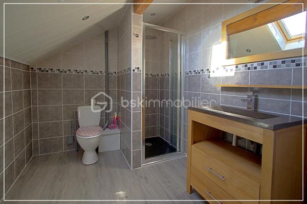 Avec ses 140 m² sur un terrain d’environ 668 m², cette maison familiale réunit espace, confort et sérénité.
Une maison soignée, entretenue, suivie, sans mauvaise surprise. Vous pouvez vous concentrer sur l’essentiel : votre projet de vie.

À l’intérieur :
Un salon-séjour lumineux, agréable à vivre
Une cuisine séparée avec réserve, fonctionnelle au quotidien
1 salles d’eau et de nombreux rangements, 1 WC.
Une chambre au rez-de-chaussée, idéale pour recevoir ou pour plus de praticité au quotidien

A l'étage : 
Une suite parentale climatisée avec salle d’eau, un vrai cocon pour se retrouver au calme
Une grande chambre spacieuse,
et deux pièces modulables selon vos besoins : bureau, salle de jeux, dressing ou chambre supplémentaire

Côté confort :
Pompe à chaleur air/eau + air/air, double vitrage PVC, radiateurs, chauffe-eau électrique.
Un DPE en D, gage d’un bon équilibre entre confort et maîtrise des dépenses.

À l’extérieur, un vrai atout :
Un double garage indépendant de 70 m² avec mezzanine.
Parfait pour un artisan, du stockage, plusieurs véhicules ou même un projet professionnel.

Un puits complète l’ensemble pour une gestion plus autonome de l’eau.

Une maison pensée pour évoluer avec vous, sans travaux majeurs.

📞 Contactez-moi pour en parler simplement et voir si elle correspond à votre projet.
