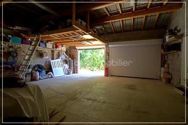 Avec ses 140 m² sur un terrain d’environ 668 m², cette maison familiale réunit espace, confort et sérénité.
Une maison soignée, entretenue, suivie, sans mauvaise surprise. Vous pouvez vous concentrer sur l’essentiel : votre projet de vie.

À l’intérieur :
Un salon-séjour lumineux, agréable à vivre
Une cuisine séparée avec réserve, fonctionnelle au quotidien
1 salles d’eau et de nombreux rangements, 1 WC.
Une chambre au rez-de-chaussée, idéale pour recevoir ou pour plus de praticité au quotidien

A l'étage : 
Une suite parentale climatisée avec salle d’eau, un vrai cocon pour se retrouver au calme
Une grande chambre spacieuse,
et deux pièces modulables selon vos besoins : bureau, salle de jeux, dressing ou chambre supplémentaire

Côté confort :
Pompe à chaleur air/eau + air/air, double vitrage PVC, radiateurs, chauffe-eau électrique.
Un DPE en D, gage d’un bon équilibre entre confort et maîtrise des dépenses.

À l’extérieur, un vrai atout :
Un double garage indépendant de 70 m² avec mezzanine.
Parfait pour un artisan, du stockage, plusieurs véhicules ou même un projet professionnel.

Un puits complète l’ensemble pour une gestion plus autonome de l’eau.

Une maison pensée pour évoluer avec vous, sans travaux majeurs.

📞 Contactez-moi pour en parler simplement et voir si elle correspond à votre projet.