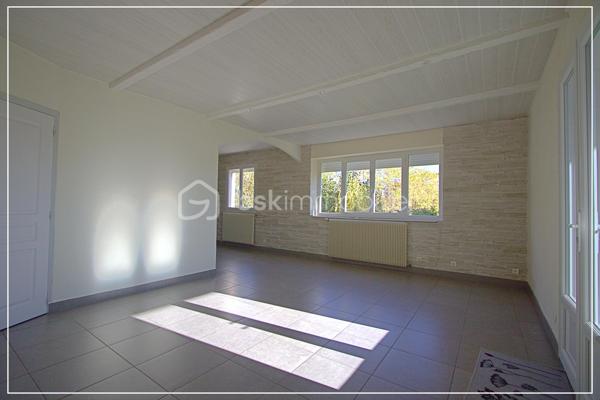 Avec ses 140 m² sur un terrain d’environ 668 m², cette maison familiale réunit espace, confort et sérénité.
Une maison soignée, entretenue, suivie, sans mauvaise surprise. Vous pouvez vous concentrer sur l’essentiel : votre projet de vie.

À l’intérieur :
Un salon-séjour lumineux, agréable à vivre
Une cuisine séparée avec réserve, fonctionnelle au quotidien
1 salles d’eau et de nombreux rangements, 1 WC.
Une chambre au rez-de-chaussée, idéale pour recevoir ou pour plus de praticité au quotidien

A l'étage : 
Une suite parentale climatisée avec salle d’eau, un vrai cocon pour se retrouver au calme
Une grande chambre spacieuse,
et deux pièces modulables selon vos besoins : bureau, salle de jeux, dressing ou chambre supplémentaire

Côté confort :
Pompe à chaleur air/eau + air/air, double vitrage PVC, radiateurs, chauffe-eau électrique.
Un DPE en D, gage d’un bon équilibre entre confort et maîtrise des dépenses.

À l’extérieur, un vrai atout :
Un double garage indépendant de 70 m² avec mezzanine.
Parfait pour un artisan, du stockage, plusieurs véhicules ou même un projet professionnel.

Un puits complète l’ensemble pour une gestion plus autonome de l’eau.

Une maison pensée pour évoluer avec vous, sans travaux majeurs.

📞 Contactez-moi pour en parler simplement et voir si elle correspond à votre projet.