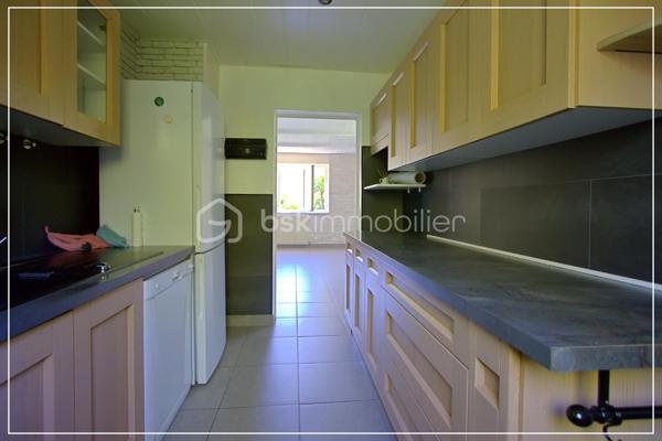 Avec ses 140 m² sur un terrain d’environ 668 m², cette maison familiale réunit espace, confort et sérénité.
Une maison soignée, entretenue, suivie, sans mauvaise surprise. Vous pouvez vous concentrer sur l’essentiel : votre projet de vie.

À l’intérieur :
Un salon-séjour lumineux, agréable à vivre
Une cuisine séparée avec réserve, fonctionnelle au quotidien
1 salles d’eau et de nombreux rangements, 1 WC.
Une chambre au rez-de-chaussée, idéale pour recevoir ou pour plus de praticité au quotidien

A l'étage : 
Une suite parentale climatisée avec salle d’eau, un vrai cocon pour se retrouver au calme
Une grande chambre spacieuse,
et deux pièces modulables selon vos besoins : bureau, salle de jeux, dressing ou chambre supplémentaire

Côté confort :
Pompe à chaleur air/eau + air/air, double vitrage PVC, radiateurs, chauffe-eau électrique.
Un DPE en D, gage d’un bon équilibre entre confort et maîtrise des dépenses.

À l’extérieur, un vrai atout :
Un double garage indépendant de 70 m² avec mezzanine.
Parfait pour un artisan, du stockage, plusieurs véhicules ou même un projet professionnel.

Un puits complète l’ensemble pour une gestion plus autonome de l’eau.

Une maison pensée pour évoluer avec vous, sans travaux majeurs.

📞 Contactez-moi pour en parler simplement et voir si elle correspond à votre projet.