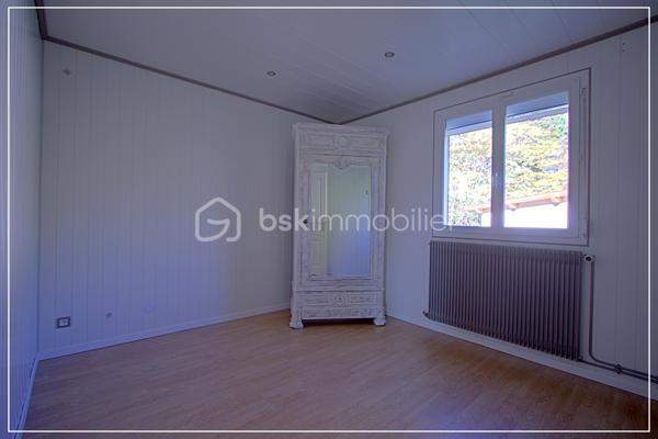 Avec ses 140 m² sur un terrain d’environ 668 m², cette maison familiale réunit espace, confort et sérénité.
Une maison soignée, entretenue, suivie, sans mauvaise surprise. Vous pouvez vous concentrer sur l’essentiel : votre projet de vie.

À l’intérieur :
Un salon-séjour lumineux, agréable à vivre
Une cuisine séparée avec réserve, fonctionnelle au quotidien
1 salles d’eau et de nombreux rangements, 1 WC.
Une chambre au rez-de-chaussée, idéale pour recevoir ou pour plus de praticité au quotidien

A l'étage : 
Une suite parentale climatisée avec salle d’eau, un vrai cocon pour se retrouver au calme
Une grande chambre spacieuse,
et deux pièces modulables selon vos besoins : bureau, salle de jeux, dressing ou chambre supplémentaire

Côté confort :
Pompe à chaleur air/eau + air/air, double vitrage PVC, radiateurs, chauffe-eau électrique.
Un DPE en D, gage d’un bon équilibre entre confort et maîtrise des dépenses.

À l’extérieur, un vrai atout :
Un double garage indépendant de 70 m² avec mezzanine.
Parfait pour un artisan, du stockage, plusieurs véhicules ou même un projet professionnel.

Un puits complète l’ensemble pour une gestion plus autonome de l’eau.

Une maison pensée pour évoluer avec vous, sans travaux majeurs.

📞 Contactez-moi pour en parler simplement et voir si elle correspond à votre projet.