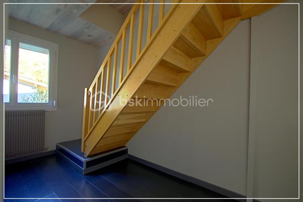 Avec ses 140 m² sur un terrain d’environ 668 m², cette maison familiale réunit espace, confort et sérénité.
Une maison soignée, entretenue, suivie, sans mauvaise surprise. Vous pouvez vous concentrer sur l’essentiel : votre projet de vie.

À l’intérieur :
Un salon-séjour lumineux, agréable à vivre
Une cuisine séparée avec réserve, fonctionnelle au quotidien
1 salles d’eau et de nombreux rangements, 1 WC.
Une chambre au rez-de-chaussée, idéale pour recevoir ou pour plus de praticité au quotidien

A l'étage : 
Une suite parentale climatisée avec salle d’eau, un vrai cocon pour se retrouver au calme
Une grande chambre spacieuse,
et deux pièces modulables selon vos besoins : bureau, salle de jeux, dressing ou chambre supplémentaire

Côté confort :
Pompe à chaleur air/eau + air/air, double vitrage PVC, radiateurs, chauffe-eau électrique.
Un DPE en D, gage d’un bon équilibre entre confort et maîtrise des dépenses.

À l’extérieur, un vrai atout :
Un double garage indépendant de 70 m² avec mezzanine.
Parfait pour un artisan, du stockage, plusieurs véhicules ou même un projet professionnel.

Un puits complète l’ensemble pour une gestion plus autonome de l’eau.

Une maison pensée pour évoluer avec vous, sans travaux majeurs.

📞 Contactez-moi pour en parler simplement et voir si elle correspond à votre projet.