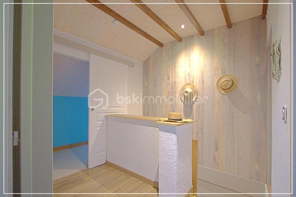 Avec ses 140 m² sur un terrain d’environ 668 m², cette maison familiale réunit espace, confort et sérénité.
Une maison soignée, entretenue, suivie, sans mauvaise surprise. Vous pouvez vous concentrer sur l’essentiel : votre projet de vie.

À l’intérieur :
Un salon-séjour lumineux, agréable à vivre
Une cuisine séparée avec réserve, fonctionnelle au quotidien
1 salles d’eau et de nombreux rangements, 1 WC.
Une chambre au rez-de-chaussée, idéale pour recevoir ou pour plus de praticité au quotidien

A l'étage : 
Une suite parentale climatisée avec salle d’eau, un vrai cocon pour se retrouver au calme
Une grande chambre spacieuse,
et deux pièces modulables selon vos besoins : bureau, salle de jeux, dressing ou chambre supplémentaire

Côté confort :
Pompe à chaleur air/eau + air/air, double vitrage PVC, radiateurs, chauffe-eau électrique.
Un DPE en D, gage d’un bon équilibre entre confort et maîtrise des dépenses.

À l’extérieur, un vrai atout :
Un double garage indépendant de 70 m² avec mezzanine.
Parfait pour un artisan, du stockage, plusieurs véhicules ou même un projet professionnel.

Un puits complète l’ensemble pour une gestion plus autonome de l’eau.

Une maison pensée pour évoluer avec vous, sans travaux majeurs.

📞 Contactez-moi pour en parler simplement et voir si elle correspond à votre projet.