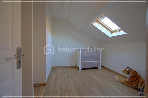 Avec ses 140 m² sur un terrain d’environ 668 m², cette maison familiale réunit espace, confort et sérénité.
Une maison soignée, entretenue, suivie, sans mauvaise surprise. Vous pouvez vous concentrer sur l’essentiel : votre projet de vie.

À l’intérieur :
Un salon-séjour lumineux, agréable à vivre
Une cuisine séparée avec réserve, fonctionnelle au quotidien
1 salles d’eau et de nombreux rangements, 1 WC.
Une chambre au rez-de-chaussée, idéale pour recevoir ou pour plus de praticité au quotidien

A l'étage : 
Une suite parentale climatisée avec salle d’eau, un vrai cocon pour se retrouver au calme
Une grande chambre spacieuse,
et deux pièces modulables selon vos besoins : bureau, salle de jeux, dressing ou chambre supplémentaire

Côté confort :
Pompe à chaleur air/eau + air/air, double vitrage PVC, radiateurs, chauffe-eau électrique.
Un DPE en D, gage d’un bon équilibre entre confort et maîtrise des dépenses.

À l’extérieur, un vrai atout :
Un double garage indépendant de 70 m² avec mezzanine.
Parfait pour un artisan, du stockage, plusieurs véhicules ou même un projet professionnel.

Un puits complète l’ensemble pour une gestion plus autonome de l’eau.

Une maison pensée pour évoluer avec vous, sans travaux majeurs.

📞 Contactez-moi pour en parler simplement et voir si elle correspond à votre projet.