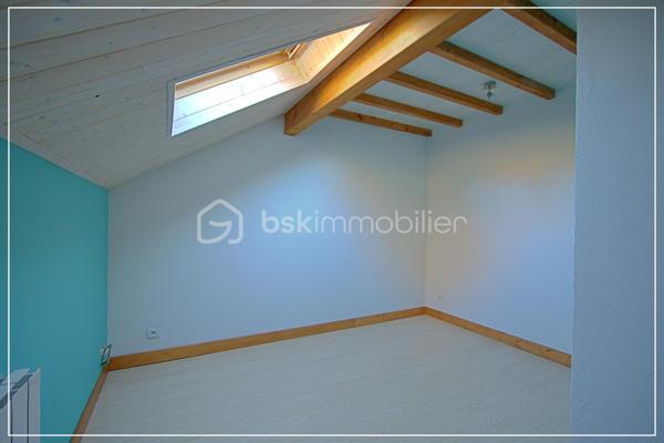 Avec ses 140 m² sur un terrain d’environ 668 m², cette maison familiale réunit espace, confort et sérénité.
Une maison soignée, entretenue, suivie, sans mauvaise surprise. Vous pouvez vous concentrer sur l’essentiel : votre projet de vie.

À l’intérieur :
Un salon-séjour lumineux, agréable à vivre
Une cuisine séparée avec réserve, fonctionnelle au quotidien
1 salles d’eau et de nombreux rangements, 1 WC.
Une chambre au rez-de-chaussée, idéale pour recevoir ou pour plus de praticité au quotidien

A l'étage : 
Une suite parentale climatisée avec salle d’eau, un vrai cocon pour se retrouver au calme
Une grande chambre spacieuse,
et deux pièces modulables selon vos besoins : bureau, salle de jeux, dressing ou chambre supplémentaire

Côté confort :
Pompe à chaleur air/eau + air/air, double vitrage PVC, radiateurs, chauffe-eau électrique.
Un DPE en D, gage d’un bon équilibre entre confort et maîtrise des dépenses.

À l’extérieur, un vrai atout :
Un double garage indépendant de 70 m² avec mezzanine.
Parfait pour un artisan, du stockage, plusieurs véhicules ou même un projet professionnel.

Un puits complète l’ensemble pour une gestion plus autonome de l’eau.

Une maison pensée pour évoluer avec vous, sans travaux majeurs.

📞 Contactez-moi pour en parler simplement et voir si elle correspond à votre projet.