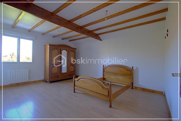 Avec ses 140 m² sur un terrain d’environ 668 m², cette maison familiale réunit espace, confort et sérénité.
Une maison soignée, entretenue, suivie, sans mauvaise surprise. Vous pouvez vous concentrer sur l’essentiel : votre projet de vie.

À l’intérieur :
Un salon-séjour lumineux, agréable à vivre
Une cuisine séparée avec réserve, fonctionnelle au quotidien
1 salles d’eau et de nombreux rangements, 1 WC.
Une chambre au rez-de-chaussée, idéale pour recevoir ou pour plus de praticité au quotidien

A l'étage : 
Une suite parentale climatisée avec salle d’eau, un vrai cocon pour se retrouver au calme
Une grande chambre spacieuse,
et deux pièces modulables selon vos besoins : bureau, salle de jeux, dressing ou chambre supplémentaire

Côté confort :
Pompe à chaleur air/eau + air/air, double vitrage PVC, radiateurs, chauffe-eau électrique.
Un DPE en D, gage d’un bon équilibre entre confort et maîtrise des dépenses.

À l’extérieur, un vrai atout :
Un double garage indépendant de 70 m² avec mezzanine.
Parfait pour un artisan, du stockage, plusieurs véhicules ou même un projet professionnel.

Un puits complète l’ensemble pour une gestion plus autonome de l’eau.

Une maison pensée pour évoluer avec vous, sans travaux majeurs.

📞 Contactez-moi pour en parler simplement et voir si elle correspond à votre projet.