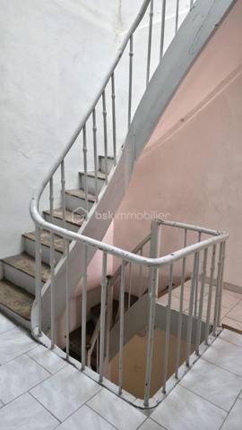 RABASTENS : découvrez cette agréable maison de ville de type T3, idéalement répartie sur deux niveaux d'habitation plus des combles, alliant le cachet de l'ancien et un confort moderne.
​Rez-de-chaussée : Convivialité et Extérieur
​Le cœur de la maison se situe au rez-de-chaussée, offrant une pièce de vie et une cuisine aménagée. Cet espace s'ouvre directement sur un extérieur privatif, parfait pour vos moments de détente en plein air.
​1er Étage : Espace Nuit
​L'escalier mène au premier niveau dédié au repos :​ 2 chambres confortables, une salle d’eau et un WC indépendant.
​2ème Étage : Le potentiel des combles
​Au dernier niveau, découvrez des combles aménageables offrant un beau volume supplémentaire. Laissez libre cours à vos projets : troisième chambre, bureau pour le télétravail ou salle de jeux.

​Les points forts : menuiseries bois avec double vitrage pour une isolation thermique et acoustique de qualité.
​Agencement optimal sans perte de place et proximité immédiate des commerces et services.