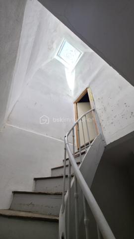 RABASTENS : découvrez cette agréable maison de ville de type T3, idéalement répartie sur deux niveaux d'habitation plus des combles, alliant le cachet de l'ancien et un confort moderne.
​Rez-de-chaussée : Convivialité et Extérieur
​Le cœur de la maison se situe au rez-de-chaussée, offrant une pièce de vie et une cuisine aménagée. Cet espace s'ouvre directement sur un extérieur privatif, parfait pour vos moments de détente en plein air.
​1er Étage : Espace Nuit
​L'escalier mène au premier niveau dédié au repos :​ 2 chambres confortables, une salle d’eau et un WC indépendant.
​2ème Étage : Le potentiel des combles
​Au dernier niveau, découvrez des combles aménageables offrant un beau volume supplémentaire. Laissez libre cours à vos projets : troisième chambre, bureau pour le télétravail ou salle de jeux.

​Les points forts : menuiseries bois avec double vitrage pour une isolation thermique et acoustique de qualité.
​Agencement optimal sans perte de place et proximité immédiate des commerces et services.