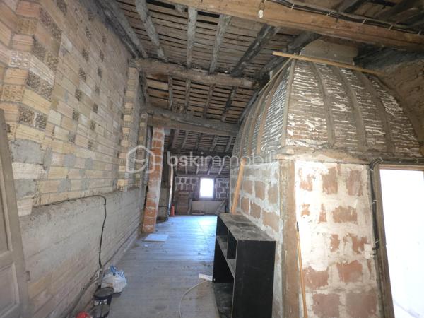 RABASTENS : découvrez cette agréable maison de ville de type T3, idéalement répartie sur deux niveaux d'habitation plus des combles, alliant le cachet de l'ancien et un confort moderne.
​Rez-de-chaussée : Convivialité et Extérieur
​Le cœur de la maison se situe au rez-de-chaussée, offrant une pièce de vie et une cuisine aménagée. Cet espace s'ouvre directement sur un extérieur privatif, parfait pour vos moments de détente en plein air.
​1er Étage : Espace Nuit
​L'escalier mène au premier niveau dédié au repos :​ 2 chambres confortables, une salle d’eau et un WC indépendant.
​2ème Étage : Le potentiel des combles
​Au dernier niveau, découvrez des combles aménageables offrant un beau volume supplémentaire. Laissez libre cours à vos projets : troisième chambre, bureau pour le télétravail ou salle de jeux.

​Les points forts : menuiseries bois avec double vitrage pour une isolation thermique et acoustique de qualité.
​Agencement optimal sans perte de place et proximité immédiate des commerces et services.