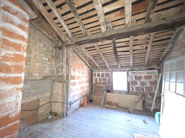 RABASTENS : découvrez cette agréable maison de ville de type T3, idéalement répartie sur deux niveaux d'habitation plus des combles, alliant le cachet de l'ancien et un confort moderne.
​Rez-de-chaussée : Convivialité et Extérieur
​Le cœur de la maison se situe au rez-de-chaussée, offrant une pièce de vie et une cuisine aménagée. Cet espace s'ouvre directement sur un extérieur privatif, parfait pour vos moments de détente en plein air.
​1er Étage : Espace Nuit
​L'escalier mène au premier niveau dédié au repos :​ 2 chambres confortables, une salle d’eau et un WC indépendant.
​2ème Étage : Le potentiel des combles
​Au dernier niveau, découvrez des combles aménageables offrant un beau volume supplémentaire. Laissez libre cours à vos projets : troisième chambre, bureau pour le télétravail ou salle de jeux.

​Les points forts : menuiseries bois avec double vitrage pour une isolation thermique et acoustique de qualité.
​Agencement optimal sans perte de place et proximité immédiate des commerces et services.