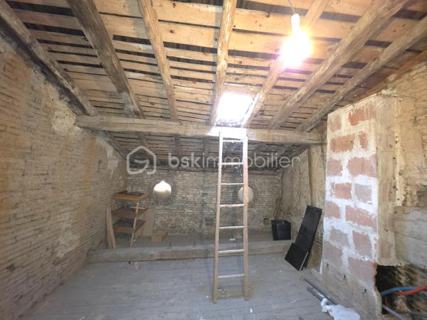 RABASTENS : découvrez cette agréable maison de ville de type T3, idéalement répartie sur deux niveaux d'habitation plus des combles, alliant le cachet de l'ancien et un confort moderne.
​Rez-de-chaussée : Convivialité et Extérieur
​Le cœur de la maison se situe au rez-de-chaussée, offrant une pièce de vie et une cuisine aménagée. Cet espace s'ouvre directement sur un extérieur privatif, parfait pour vos moments de détente en plein air.
​1er Étage : Espace Nuit
​L'escalier mène au premier niveau dédié au repos :​ 2 chambres confortables, une salle d’eau et un WC indépendant.
​2ème Étage : Le potentiel des combles
​Au dernier niveau, découvrez des combles aménageables offrant un beau volume supplémentaire. Laissez libre cours à vos projets : troisième chambre, bureau pour le télétravail ou salle de jeux.

​Les points forts : menuiseries bois avec double vitrage pour une isolation thermique et acoustique de qualité.
​Agencement optimal sans perte de place et proximité immédiate des commerces et services.