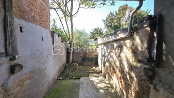RABASTENS : découvrez cette agréable maison de ville de type T3, idéalement répartie sur deux niveaux d'habitation plus des combles, alliant le cachet de l'ancien et un confort moderne.
​Rez-de-chaussée : Convivialité et Extérieur
​Le cœur de la maison se situe au rez-de-chaussée, offrant une pièce de vie et une cuisine aménagée. Cet espace s'ouvre directement sur un extérieur privatif, parfait pour vos moments de détente en plein air.
​1er Étage : Espace Nuit
​L'escalier mène au premier niveau dédié au repos :​ 2 chambres confortables, une salle d’eau et un WC indépendant.
​2ème Étage : Le potentiel des combles
​Au dernier niveau, découvrez des combles aménageables offrant un beau volume supplémentaire. Laissez libre cours à vos projets : troisième chambre, bureau pour le télétravail ou salle de jeux.

​Les points forts : menuiseries bois avec double vitrage pour une isolation thermique et acoustique de qualité.
​Agencement optimal sans perte de place et proximité immédiate des commerces et services.