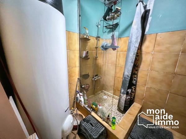 Grande maison en pierre à rénover + dépendance