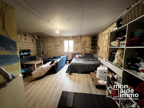 Grande maison en pierre à rénover + dépendance