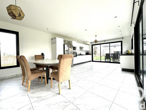 Maison 8 pièces de 182 m² à Noyal-Châtillon-sur-Seiche (35230)