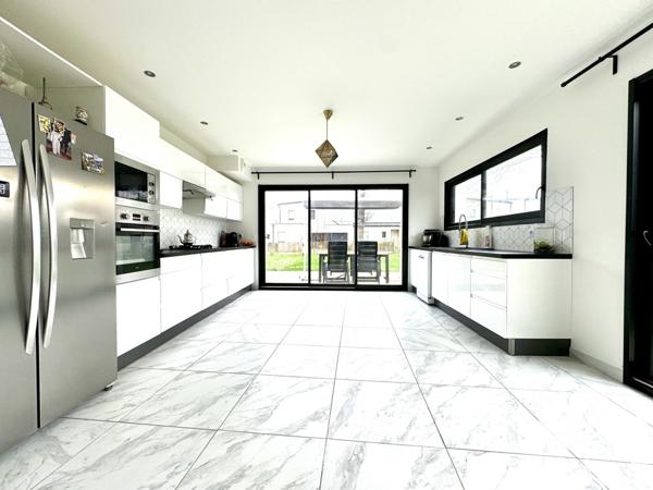 Maison 8 pièces de 182 m² à Noyal-Châtillon-sur-Seiche (35230)