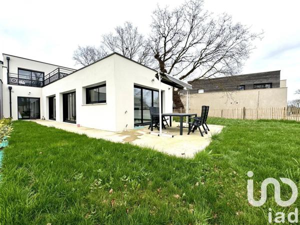 Maison 8 pièces de 182 m² à Noyal-Châtillon-sur-Seiche (35230)